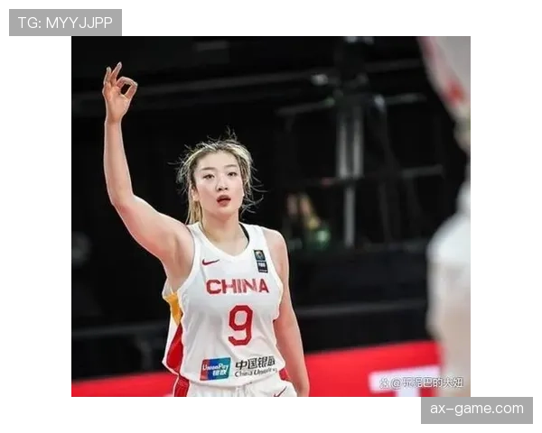 李梦训练完直接瘫在更衣室地上啃蛋白棒，这自律狠人连喘口气都算计好了